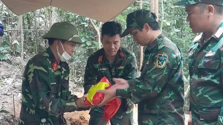 Đi rừng tìm mật ong thấy ụ đá giúp quy tập được hài cốt liệt sĩ Đi rừng tìm mật ong thấy ụ đá giúp quy tập được hài cốt liệt sĩ