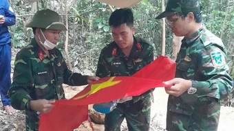 Đi rừng tìm mật ong thấy ụ đá giúp quy tập được hài cốt liệt sĩ