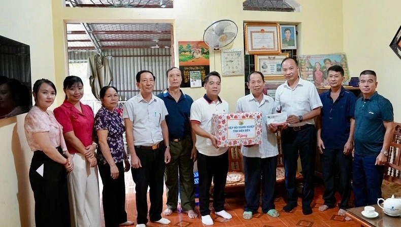 Điện Biên dâng hương, viếng các Anh hùng, liệt sĩ nhân kỷ niệm 79 năm Ngày Thương binh-Liệt sĩ Điện Biên dâng hương, viếng các Anh hùng, liệt sĩ nhân kỷ niệm 79 năm Ngày Thương binh-Liệt sĩ