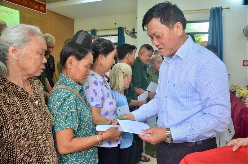 Điện Biên dâng hương, viếng các Anh hùng, liệt sĩ nhân kỷ niệm 79 năm Ngày Thương binh-Liệt sĩ Điện Biên dâng hương, viếng các Anh hùng, liệt sĩ nhân kỷ niệm 79 năm Ngày Thương binh-Liệt sĩ