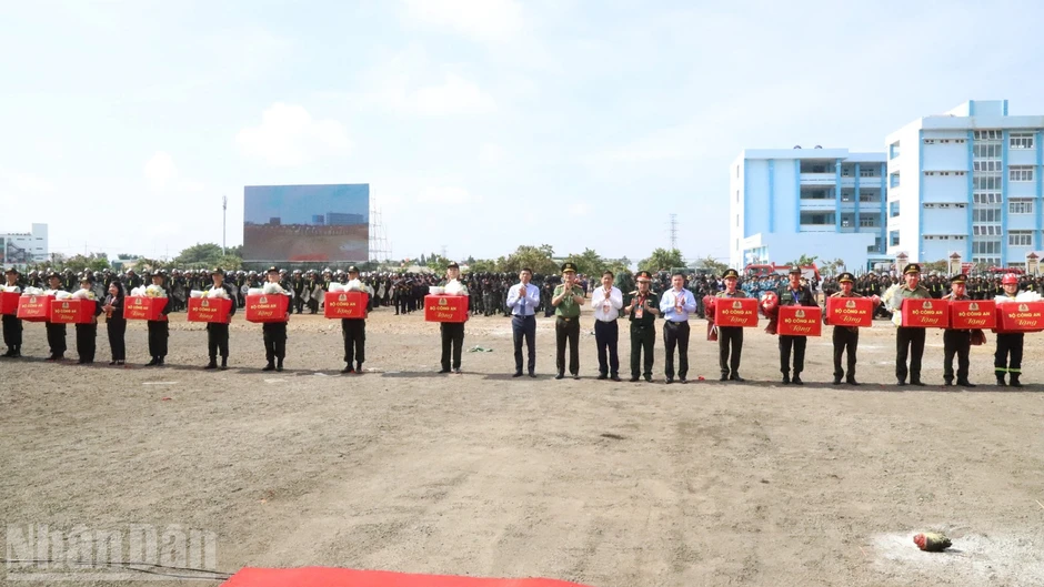 Diễn tập thành công phương án giải quyết tình huống tập trung đông người gây rối an ninh, trật tự, bạo loạn, khủng bố tại địa bàn Tây Nguyên Diễn tập thành công phương án giải quyết tình huống tập trung đông người gây rối an ninh, trật tự, bạo loạn, khủng bố tại địa bàn Tây Nguyên