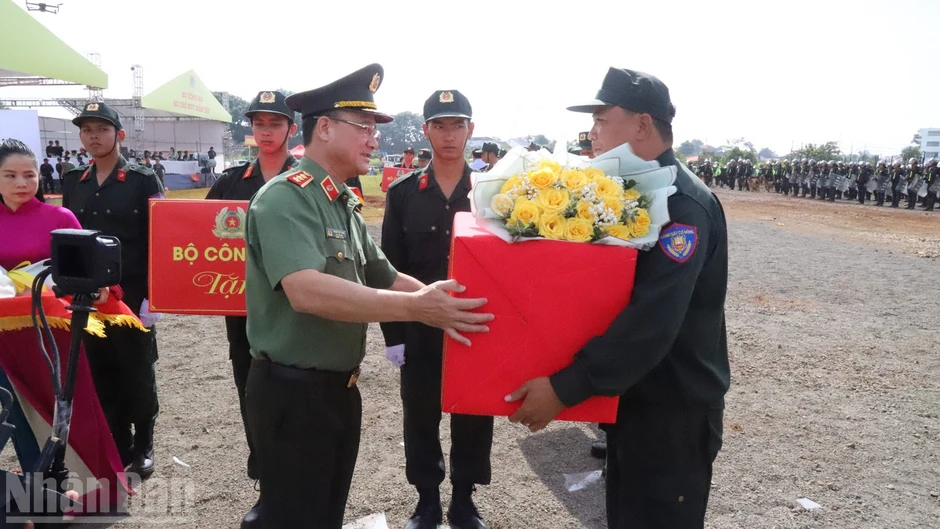 Diễn tập thành công phương án giải quyết tình huống tập trung đông người gây rối an ninh, trật tự, bạo loạn, khủng bố tại địa bàn Tây Nguyên Diễn tập thành công phương án giải quyết tình huống tập trung đông người gây rối an ninh, trật tự, bạo loạn, khủng bố tại địa bàn Tây Nguyên