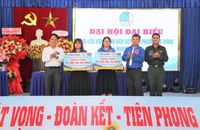 Đoàn TinVina trao 2 tivi hỗ trợ học tập tại Đà Nẵng Đoàn TinVina trao 2 tivi hỗ trợ học tập tại Đà Nẵng