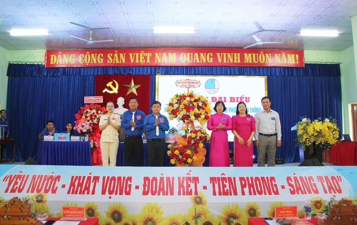 Đoàn TinVina trao 2 tivi hỗ trợ học tập tại Đà Nẵng Đoàn TinVina trao 2 tivi hỗ trợ học tập tại Đà Nẵng