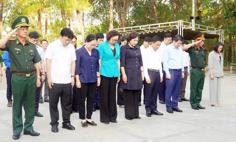 Đoàn công tác của Quốc hội dâng hương tưởng niệm các Anh hùng liệt sĩ tại Quảng Trị Đoàn công tác của Quốc hội dâng hương tưởng niệm các Anh hùng liệt sĩ tại Quảng Trị