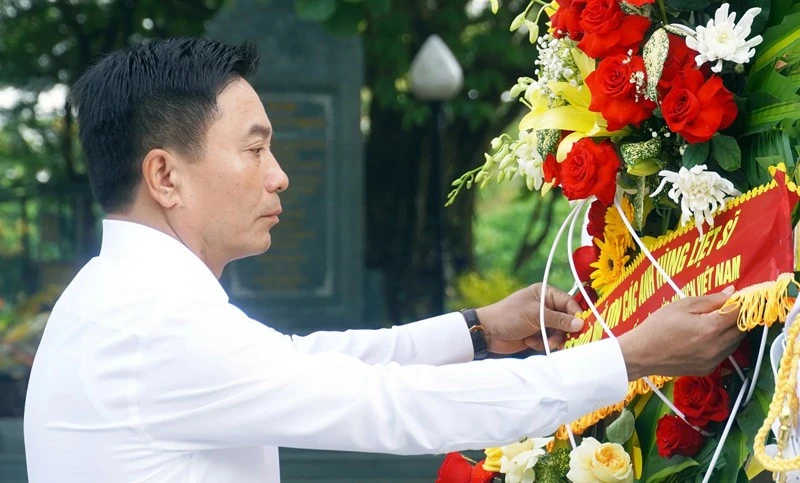 Đoàn công tác của Quốc hội dâng hương tưởng niệm các Anh hùng liệt sĩ tại Quảng Trị Đoàn công tác của Quốc hội dâng hương tưởng niệm các Anh hùng liệt sĩ tại Quảng Trị