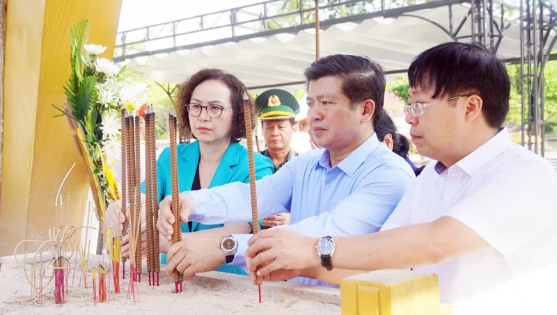Đoàn công tác của Quốc hội dâng hương tưởng niệm các Anh hùng liệt sĩ tại Quảng Trị Đoàn công tác của Quốc hội dâng hương tưởng niệm các Anh hùng liệt sĩ tại Quảng Trị