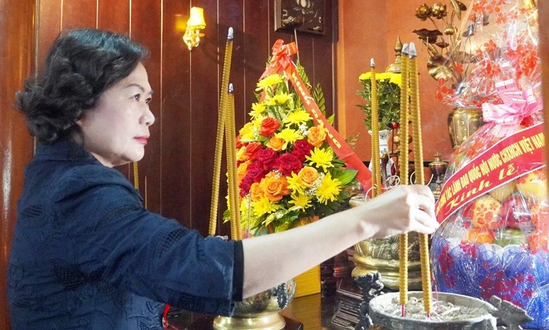Đoàn công tác của Quốc hội dâng hương tưởng niệm các Anh hùng liệt sĩ tại Quảng Trị Đoàn công tác của Quốc hội dâng hương tưởng niệm các Anh hùng liệt sĩ tại Quảng Trị