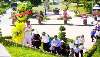 Đoàn công tác của Quốc hội dâng hương tưởng niệm các Anh hùng liệt sĩ tại Quảng Trị