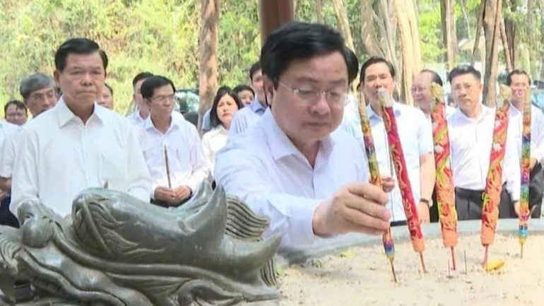 Đoàn công tác Ủy ban Kiểm tra Trung ương dâng hương tại Di tích lịch sử Ban Kiểm tra Trung ương Cục miền Nam Đoàn công tác Ủy ban Kiểm tra Trung ương dâng hương tại Di tích lịch sử Ban Kiểm tra Trung ương Cục miền Nam