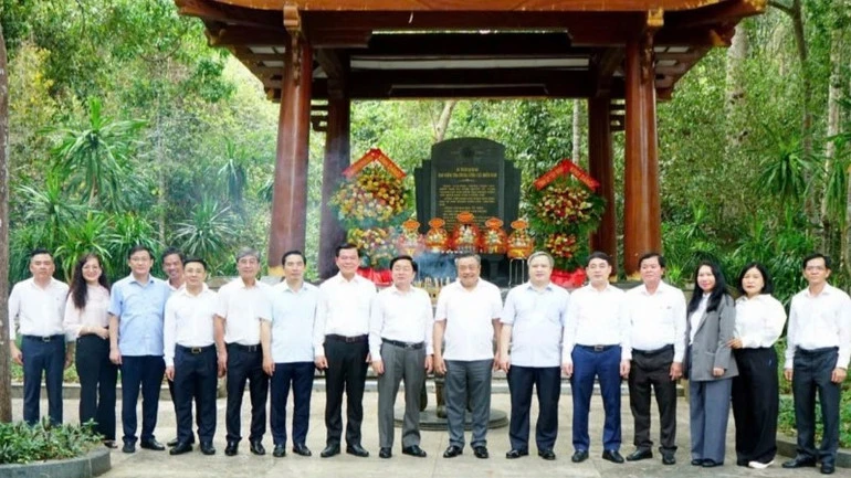Đoàn công tác Ủy ban Kiểm tra Trung ương dâng hương tại Di tích lịch sử Ban Kiểm tra Trung ương Cục miền Nam Đoàn công tác Ủy ban Kiểm tra Trung ương dâng hương tại Di tích lịch sử Ban Kiểm tra Trung ương Cục miền Nam