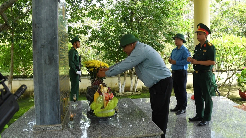 Đoàn công tác Văn phòng Trung ương Đảng khảo sát quốc phòng, an ninh gắn với phát triển kinh tế-xã hội tại Đắk Lắk Đoàn công tác Văn phòng Trung ương Đảng khảo sát quốc phòng, an ninh gắn với phát triển kinh tế-xã hội tại Đắk Lắk