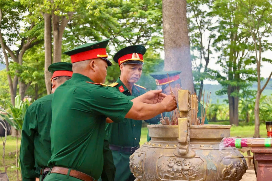 Đoàn cựu chiến binh và cán bộ ThaiBinh Seed tri ân các Anh hùng liệt sĩ trên đất lửa Quảng Trị Đoàn cựu chiến binh và cán bộ ThaiBinh Seed tri ân các Anh hùng liệt sĩ trên đất lửa Quảng Trị