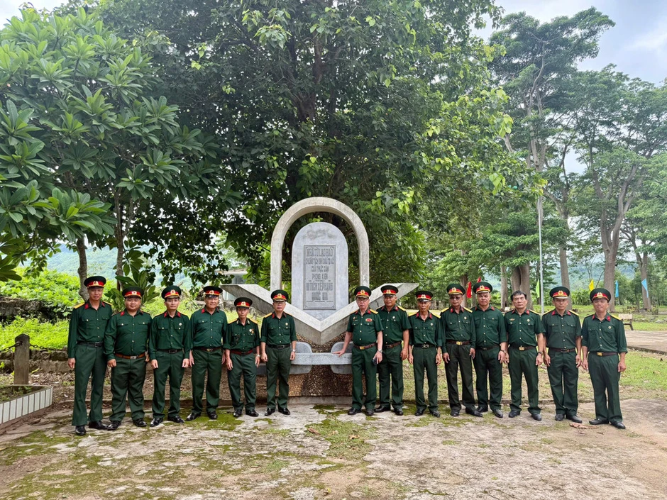 Đoàn cựu chiến binh và cán bộ ThaiBinh Seed tri ân các Anh hùng liệt sĩ trên đất lửa Quảng Trị Đoàn cựu chiến binh và cán bộ ThaiBinh Seed tri ân các Anh hùng liệt sĩ trên đất lửa Quảng Trị