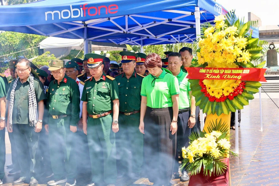 Đoàn cựu chiến binh và cán bộ ThaiBinh Seed tri ân các Anh hùng liệt sĩ trên đất lửa Quảng Trị Đoàn cựu chiến binh và cán bộ ThaiBinh Seed tri ân các Anh hùng liệt sĩ trên đất lửa Quảng Trị