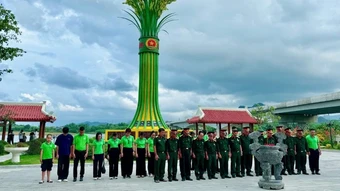 Đoàn cựu chiến binh và cán bộ ThaiBinh Seed tri ân các Anh hùng liệt sĩ trên đất lửa Quảng Trị