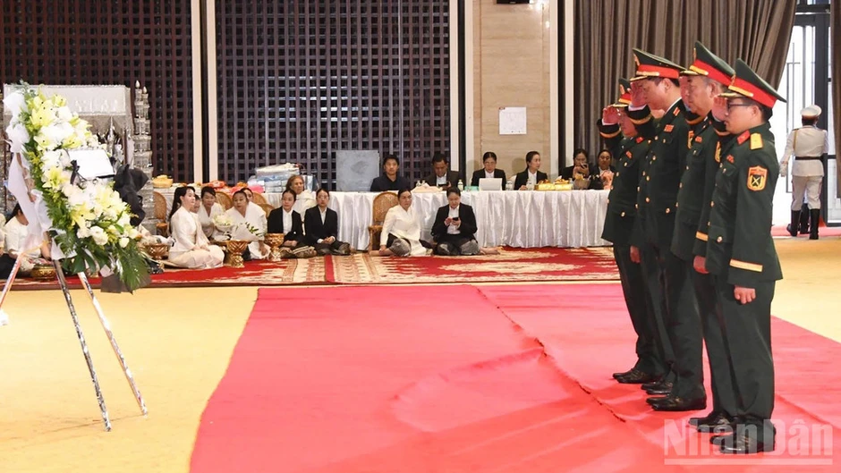 Đoàn đại biểu Bộ Quốc phòng, Bộ Công an Việt Nam viếng đồng chí Saysomphone Phomvihane