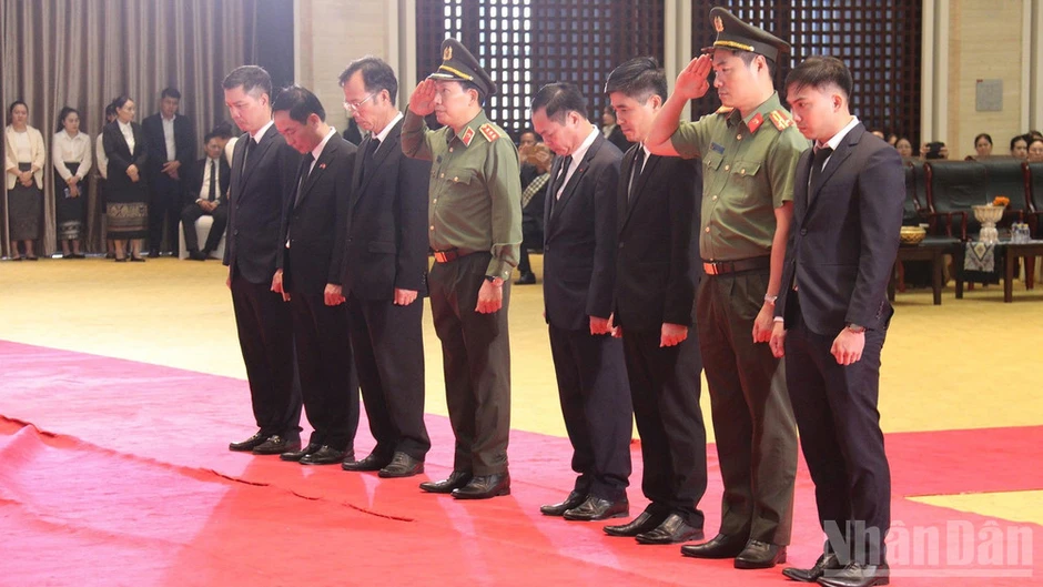 Đoàn đại biểu Bộ Quốc phòng, Bộ Công an Việt Nam viếng đồng chí Saysomphone Phomvihane