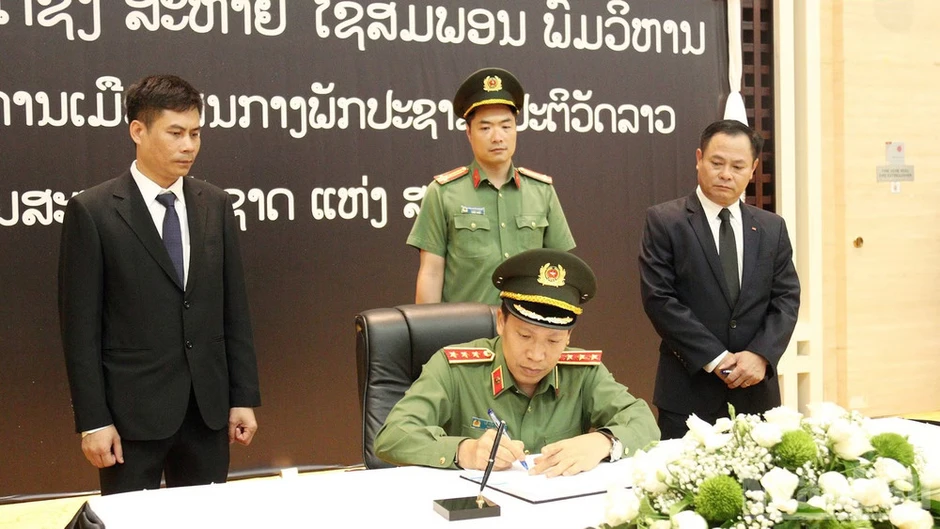 Đoàn đại biểu Bộ Quốc phòng, Bộ Công an Việt Nam viếng đồng chí Saysomphone Phomvihane