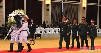 Đoàn đại biểu Bộ Quốc phòng, Bộ Công an Việt Nam viếng đồng chí Saysomphone Phomvihane
