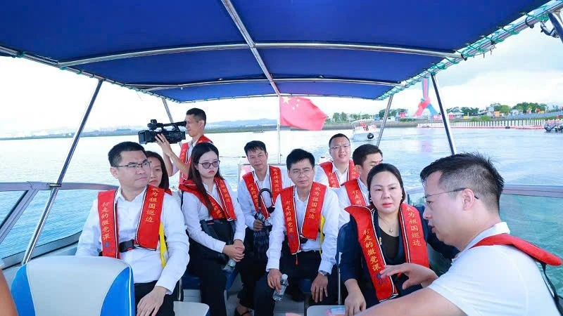 Đoàn đại biểu các xã, phường khu vực biên giới Móng Cái chúc mừng Quốc khánh Trung Quốc