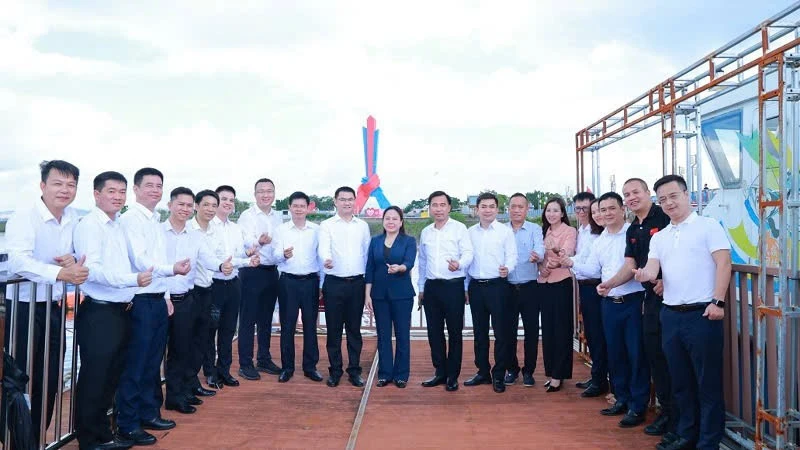 Đoàn đại biểu các xã, phường khu vực biên giới Móng Cái chúc mừng Quốc khánh Trung Quốc