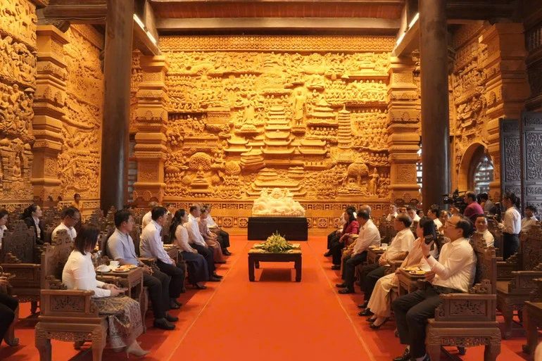 Đoàn đại biểu cấp cao Campuchia thăm, làm việc tại tỉnh Ninh Bình Đoàn đại biểu cấp cao Campuchia thăm, làm việc tại tỉnh Ninh Bình