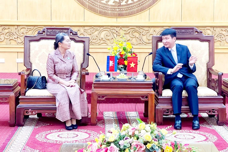 Đoàn đại biểu cấp cao Campuchia thăm, làm việc tại tỉnh Ninh Bình Đoàn đại biểu cấp cao Campuchia thăm, làm việc tại tỉnh Ninh Bình