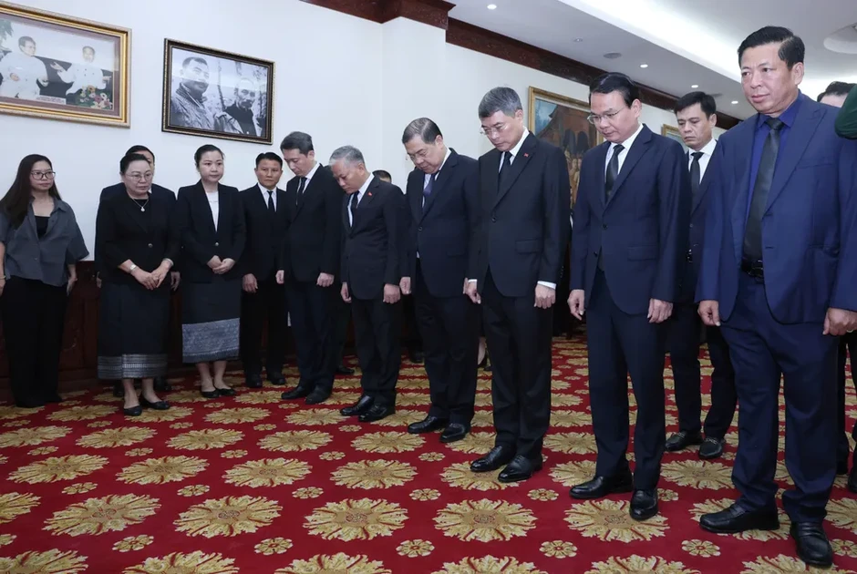 Đoàn đại biểu cấp cao Đảng, Nhà nước, Chính phủ viếng đồng chí Saysomphone Phomvihane tại Đại sứ quán Lào Đoàn đại biểu cấp cao Đảng, Nhà nước, Chính phủ viếng đồng chí Saysomphone Phomvihane tại Đại sứ quán Lào
