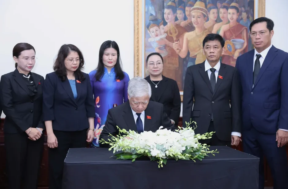 Đoàn đại biểu cấp cao Đảng, Nhà nước, Chính phủ viếng đồng chí Saysomphone Phomvihane tại Đại sứ quán Lào Đoàn đại biểu cấp cao Đảng, Nhà nước, Chính phủ viếng đồng chí Saysomphone Phomvihane tại Đại sứ quán Lào