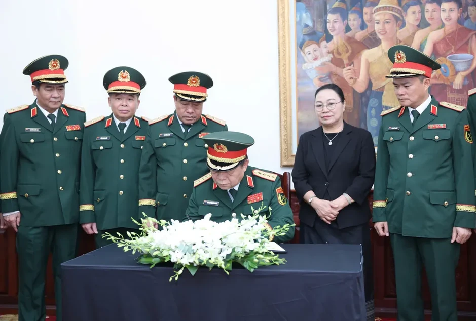 Đoàn đại biểu cấp cao Đảng, Nhà nước, Chính phủ viếng đồng chí Saysomphone Phomvihane tại Đại sứ quán Lào Đoàn đại biểu cấp cao Đảng, Nhà nước, Chính phủ viếng đồng chí Saysomphone Phomvihane tại Đại sứ quán Lào