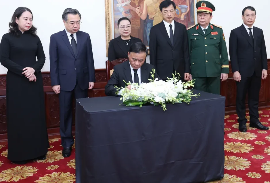 Đoàn đại biểu cấp cao Đảng, Nhà nước, Chính phủ viếng đồng chí Saysomphone Phomvihane tại Đại sứ quán Lào Đoàn đại biểu cấp cao Đảng, Nhà nước, Chính phủ viếng đồng chí Saysomphone Phomvihane tại Đại sứ quán Lào