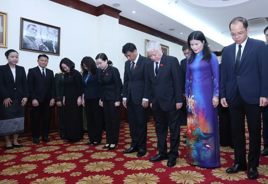 Đoàn đại biểu cấp cao Đảng, Nhà nước, Quốc hội, Chính phủ viếng đồng chí Saysomphone Phomvihane tại Đại sứ quán Lào Đoàn đại biểu cấp cao Đảng, Nhà nước, Quốc hội, Chính phủ viếng đồng chí Saysomphone Phomvihane tại Đại sứ quán Lào