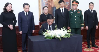 Đoàn đại biểu cấp cao Đảng, Nhà nước, Quốc hội, Chính phủ viếng đồng chí Saysomphone Phomvihane tại Đại sứ quán Lào