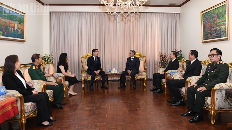 Đoàn đại biểu Đại sứ quán Việt Nam tại Thái Lan viếng đồng chí Saysomphone Phomvihane Đoàn đại biểu Đại sứ quán Việt Nam tại Thái Lan viếng đồng chí Saysomphone Phomvihane