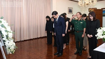 Đoàn đại biểu Đại sứ quán Việt Nam tại Thái Lan viếng đồng chí Saysomphone Phomvihane
