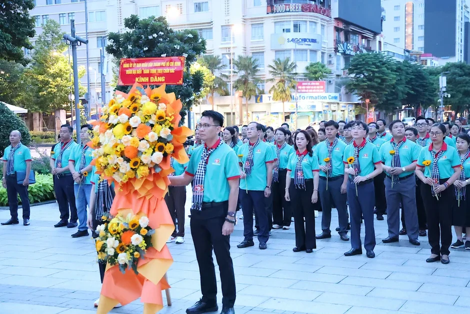 Đoàn đại biểu Đảng ủy UBND TPHCM báo công dâng Bác Đoàn đại biểu Đảng ủy UBND TPHCM báo công dâng Bác