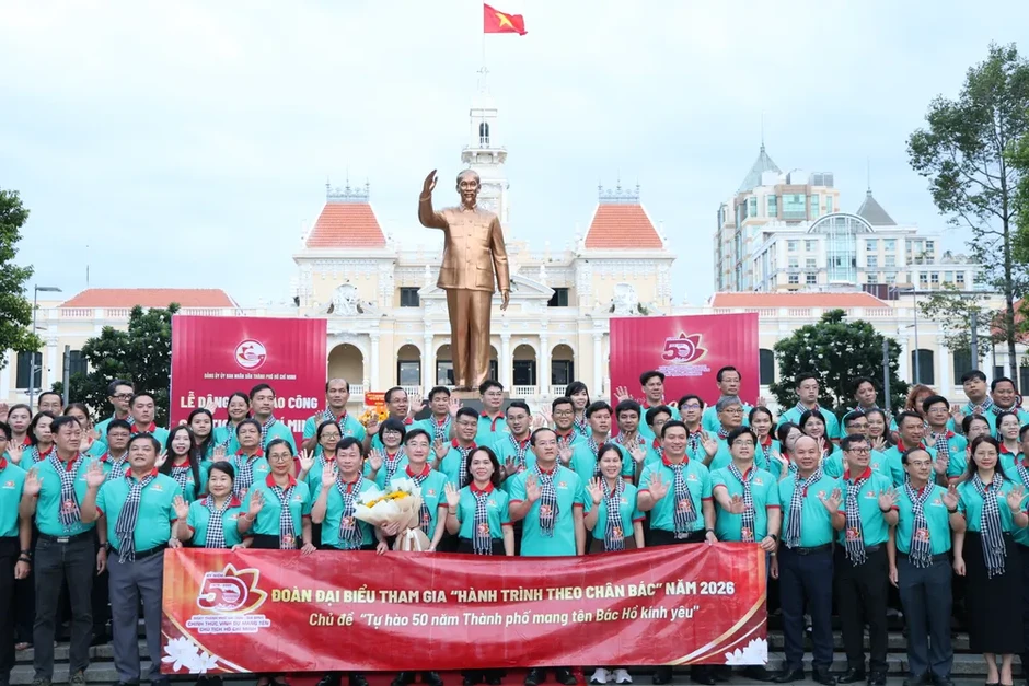 Đoàn đại biểu Đảng ủy UBND TPHCM báo công dâng Bác Đoàn đại biểu Đảng ủy UBND TPHCM báo công dâng Bác