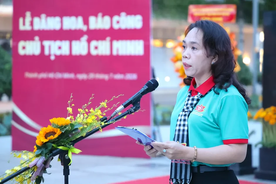 Đoàn đại biểu Đảng ủy UBND TPHCM báo công dâng Bác Đoàn đại biểu Đảng ủy UBND TPHCM báo công dâng Bác