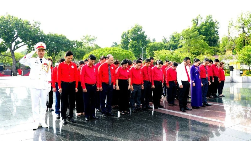 Đoàn đại biểu dự Đại hội đại biểu toàn quốc Hội Chữ thập đỏ Việt Nam lần thứ XII dâng hương tưởng niệm các Anh hùng liệt sĩ Đoàn đại biểu dự Đại hội đại biểu toàn quốc Hội Chữ thập đỏ Việt Nam lần thứ XII dâng hương tưởng niệm các Anh hùng liệt sĩ