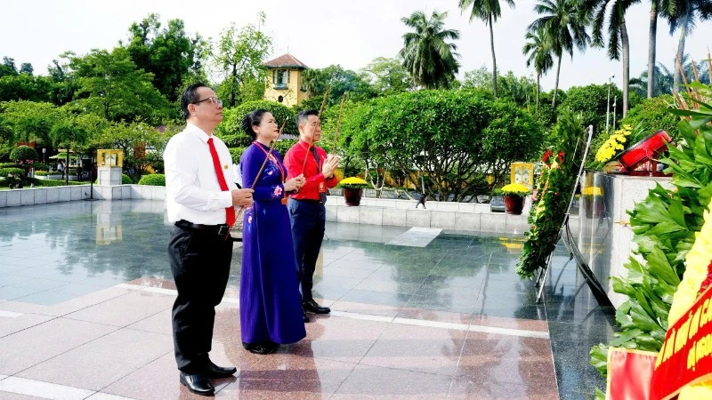 Đoàn đại biểu dự Đại hội đại biểu toàn quốc Hội Chữ thập đỏ Việt Nam lần thứ XII dâng hương tưởng niệm các Anh hùng liệt sĩ Đoàn đại biểu dự Đại hội đại biểu toàn quốc Hội Chữ thập đỏ Việt Nam lần thứ XII dâng hương tưởng niệm các Anh hùng liệt sĩ