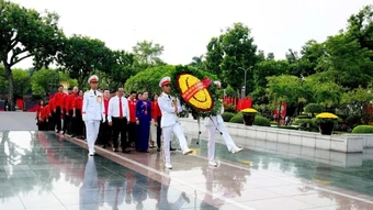 Đoàn đại biểu dự Đại hội đại biểu toàn quốc Hội Chữ thập đỏ Việt Nam lần thứ XII dâng hương tưởng niệm các Anh hùng liệt sĩ