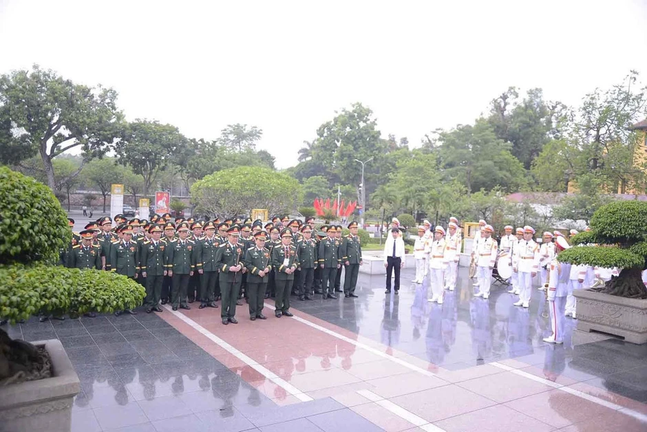 Đoàn đại biểu dự Đại hội đại biểu toàn quốc Hội Cựu chiến binh Việt Nam lần thứ VIII vào Lăng viếng Chủ tịch Hồ Chí Minh Đoàn đại biểu dự Đại hội đại biểu toàn quốc Hội Cựu chiến binh Việt Nam lần thứ VIII vào Lăng viếng Chủ tịch Hồ Chí Minh