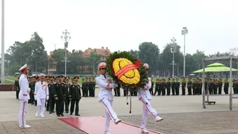 Đoàn đại biểu dự Đại hội đại biểu toàn quốc Hội Cựu chiến binh Việt Nam lần thứ VIII vào Lăng viếng Chủ tịch Hồ Chí Minh