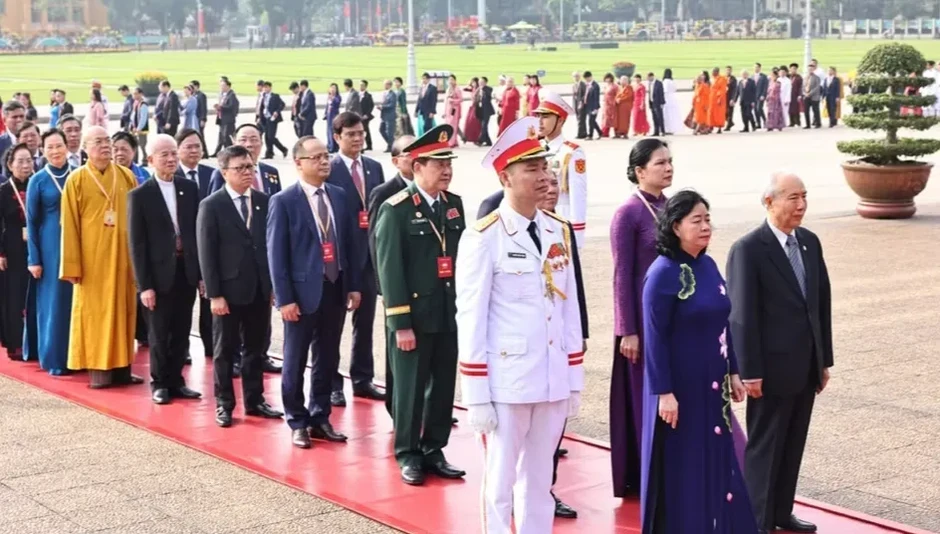 Đoàn đại biểu dự Đại hội Mặt trận Tổ quốc Việt Nam vào Lăng viếng Chủ tịch Hồ Chí Minh Đoàn đại biểu dự Đại hội Mặt trận Tổ quốc Việt Nam vào Lăng viếng Chủ tịch Hồ Chí Minh