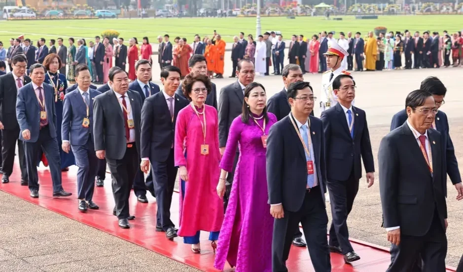 Đoàn đại biểu dự Đại hội Mặt trận Tổ quốc Việt Nam vào Lăng viếng Chủ tịch Hồ Chí Minh Đoàn đại biểu dự Đại hội Mặt trận Tổ quốc Việt Nam vào Lăng viếng Chủ tịch Hồ Chí Minh