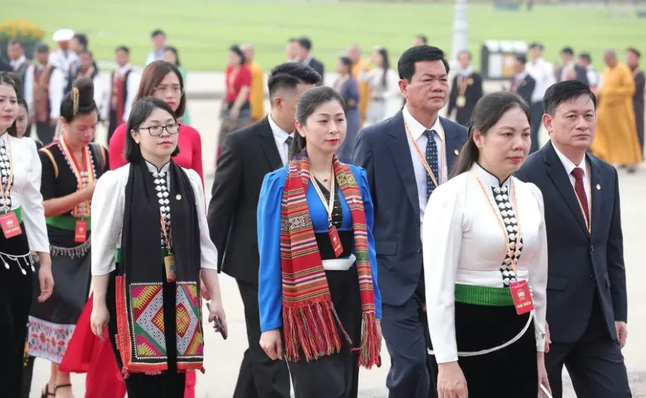 Đoàn đại biểu dự Đại hội Mặt trận Tổ quốc Việt Nam vào Lăng viếng Chủ tịch Hồ Chí Minh Đoàn đại biểu dự Đại hội Mặt trận Tổ quốc Việt Nam vào Lăng viếng Chủ tịch Hồ Chí Minh