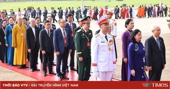 Đoàn đại biểu dự Đại hội Mặt trận Tổ quốc Việt Nam vào Lăng viếng Chủ tịch Hồ Chí Minh