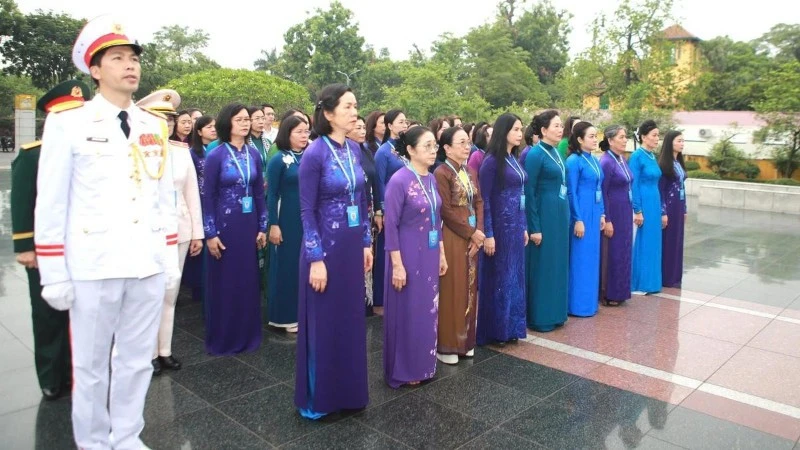 Đoàn đại biểu dự Đại hội Phụ nữ toàn quốc lần thứ XIV vào Lăng viếng Chủ tịch Hồ Chí Minh Đoàn đại biểu dự Đại hội Phụ nữ toàn quốc lần thứ XIV vào Lăng viếng Chủ tịch Hồ Chí Minh