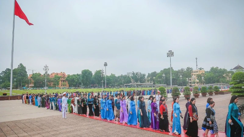 Đoàn đại biểu dự Đại hội Phụ nữ toàn quốc lần thứ XIV vào Lăng viếng Chủ tịch Hồ Chí Minh Đoàn đại biểu dự Đại hội Phụ nữ toàn quốc lần thứ XIV vào Lăng viếng Chủ tịch Hồ Chí Minh